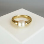 Gouden ring met klem parel