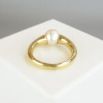 Gouden ring met klem parel