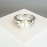 Wit gouden ring met parel en diamanten