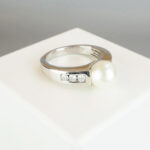 Wit gouden ring met parel en diamanten