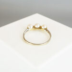 Gouden ring met 3 parels