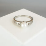 14 karaat ring met parel en 2 diamanten
