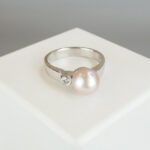 Wit gouden parel ring met 0.10ct. diamant