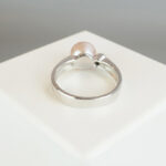 Wit gouden parel ring met 0.10ct. diamant