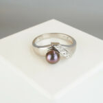 Wit gouden ring met akoya parel en diamanten