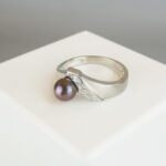 Wit gouden ring met akoya parel en diamanten