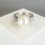 Wit gouden ring met parel en princess