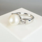 Wit gouden ring met parel en princess