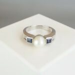 Wit gouden ring met parel en saffier