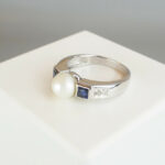 Wit gouden ring met parel en saffier