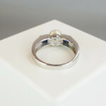 Wit gouden ring met parel en saffier