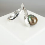 Wit gouden ring met diamant en akoya parel