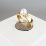 Geel gouden ring met witte parel