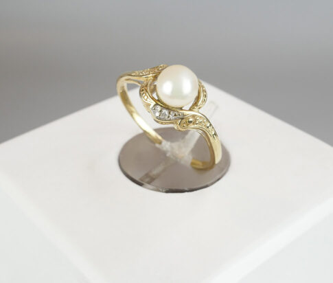Gouden ring met parel bloem model