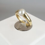 Gouden ring met klem parel