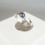 Gouden ring met akoya parel en 0.03ct. diamant