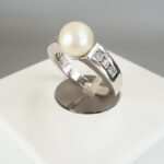 Wit gouden ring met parel en diamanten