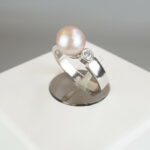 Wit gouden parel ring met 0.10ct. diamant