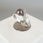 Wit gouden ring met akoya parel en diamanten