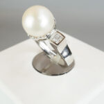 Wit gouden ring met parel en princess
