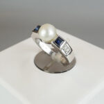 Wit gouden ring met parel en saffier