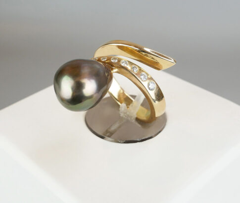 Gouden ring met diamant en akoya parel