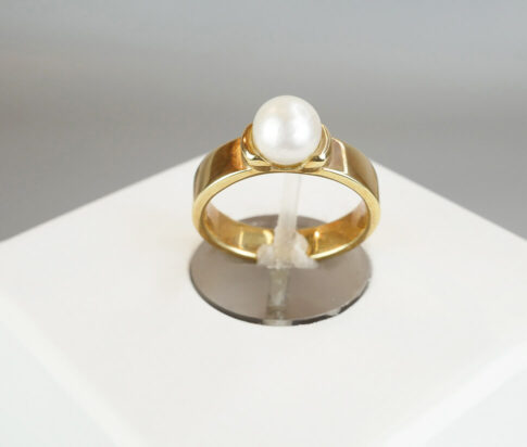 Geel gouden ring met witte parel