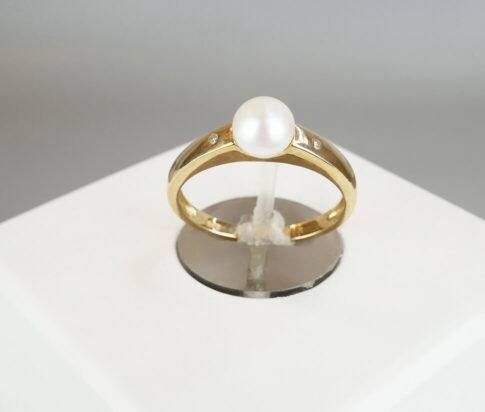 Gouden ring met witte parel en 2 diamanten
