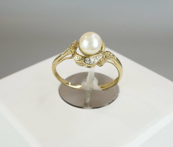 Gouden parel ring in bloem model