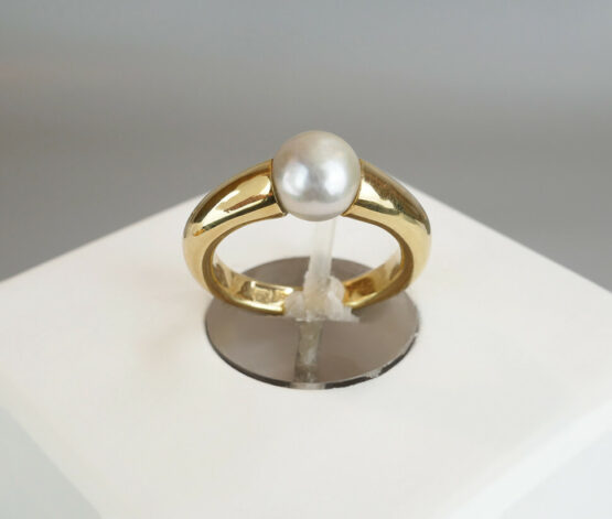 Gouden ring met klem parel