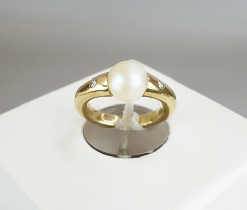 Gouden ring met klem parel en diamant