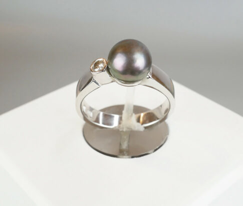 Wit gouden akoya ring met 0.10ct. diamant