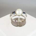Wit gouden ring met parel en saffier