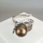 Wit gouden ring met diamant en akoya parel