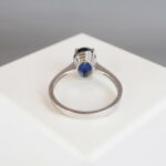 Wit gouden ring met synthetische saffier