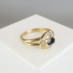 Gouden ring met ovale saffier en briljanten