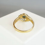 Gouden ring met ovale saffier en briljanten