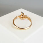 Gouden ring met marquise saffier