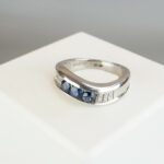 Wit gouden ring met saffier en briljanten