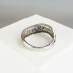 Wit gouden ring met saffier en briljanten