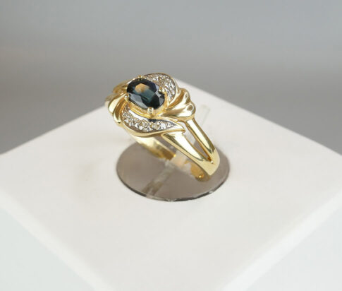 Gouden ring met ovale saffier en briljanten