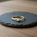 Gouden slag ring met kleine parel