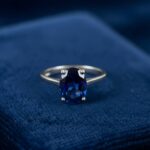 Wit gouden ring met synthetische saffier