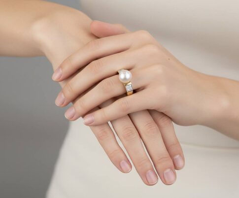 Gouden ring met parel en diamanten