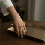 Gouden ring met marquise saffier