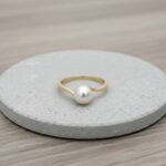 Gouden slag ring met parel