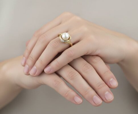 Gouden ring met parel bloem model