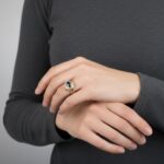 Gouden ring met ovale saffier en briljanten