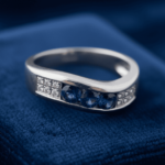 Wit gouden ring met saffier en briljanten