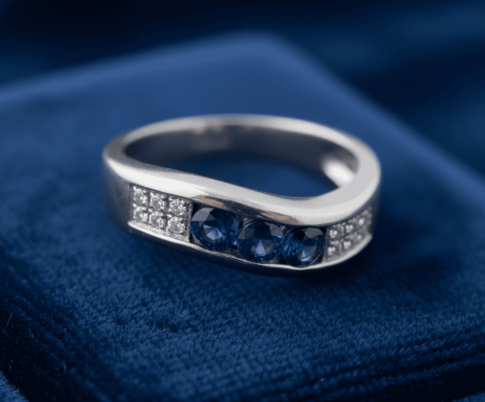 Wit gouden ring met saffier en briljanten